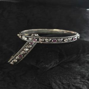 Bracelets Kada floraux traditionnels faits à la main en argent sterling 925 oxydé avec rubis et pierres blanches, lot de 2 - Product Image 1