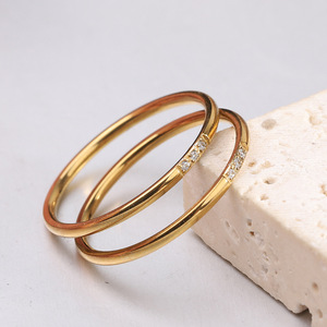 Anillo Minimalista de Oro de 18K de 2mm con Tres Piedras de Circonio en Engaste de Canal, Joyería Unisex para Compromiso - Product Image 4