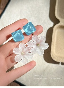 Boucles d'oreilles carrées transparentes bleues en résine océanique pour femme, esthétique végétale blanche, style insulaire - Product Image 6
