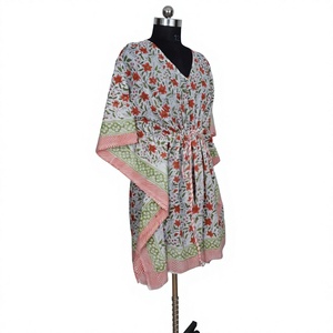 Vestido Kaftán Midi Informal para Mujer, Hecho a Mano en India, de Algodón Transpirable y Lavable, con Estampado Floral Vintage Romántico, Cuello en V, Corte Ajustado y Natural - Product Image 6
