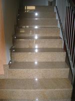 Escaliers en granit naturel, couleurs gris, jaune, rouge, rose, noir