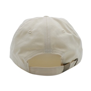 หมวกเบสบอลปักโลโก้ 6 แผง OEM แบบไม่เสริมโครงสร้าง สีเบจ สำหรับผู้ชายและผู้หญิง ใช้กลางแจ้ง ทำจากผ้าฝ้าย 100% หมวกแก๊ปทรง Dad Hat - Product Image 4