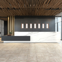 Bureau de réception en bois simple et moderne Comptoir de consultation en marbre personnalisable pour les hôtels, les cliniques et la pâtisserie