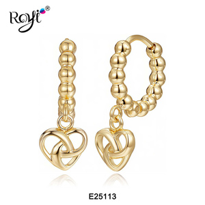 Boucles d'oreilles en argent plaqué pour enfants, avec pendentif en forme de cœur, jolies boucles d'oreilles à perles avec un design d'amour entrelacé, bijoux sûrs et hypoallergéniques - Product Image 1