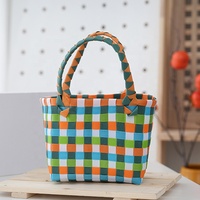 Petit sac à main coloré en plastique tricoté tissé à la main sac fourre-tout panier de rangement de camping tressé en PP avec poignées
