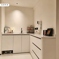 Meuble bar en bois blanc mat en forme de L, minimaliste et écologique, sans poignée, avec rainure dissimulée, station d'eau et espace pour robot aspirateur