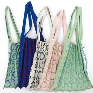 2023新款时尚女性复古几何图案日本风格针织百褶手提袋便携式可折叠日用肩包 - Product Image 1