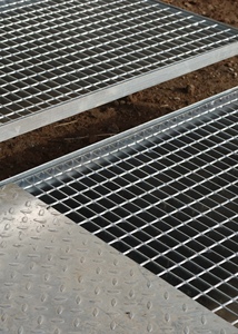 Griglia di copertura del canale di drenaggio della passerella in acciaio antiscivolo zincata a caldo per materiale da costruzione in metallo fotovoltaico - Product Image 4