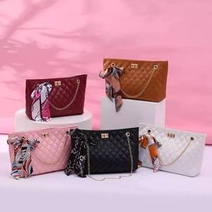 2022 venta <span class=keywords><strong>Hiot</strong></span> pequeña cadena cuadrada bolsos de mano de mujer correa de cadena bolsos de mensajero bolsos de moda para damas - Product Image 1