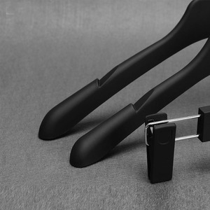 Cintres Premium pour hommes en plastique ABS en caoutchouc personnalisé noir - Product Image 3