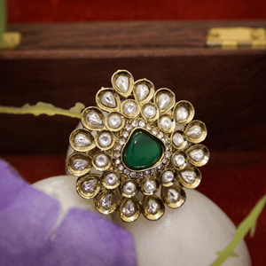 Bague tendance traditionnelle en alliage plaqué or antique avec pierre centrale en émeraude verte en forme de goutte pour femme, bijoux de mariée - Product Image 1
