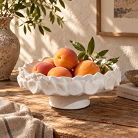 Plateau en céramique crème sur piédestal avec décor en relief sculptural, plateau de présentation décoratif pour la décoration moderne de la maison