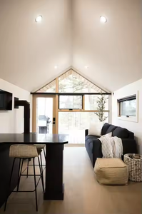 Maison préfabriquée triangulaire <span class=keywords><strong>de</strong></span> luxe moderne avec structure en acier léger pour <span class=keywords><strong>abri</strong></span> <span class=keywords><strong>de</strong></span> <span class=keywords><strong>jardin</strong></span> et villa - Product Image 5