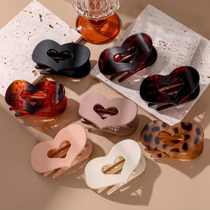 Pinces à cheveux cœur creux, pinces bec de canard plates en forme de cœur, attaches élégantes pour cheveux, accessoires capillaires pour femmes - Product Image 1