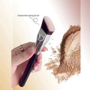 Juego <span class=keywords><strong>de</strong></span> 3 <span class=keywords><strong>brochas</strong></span> <span class=keywords><strong>de</strong></span> <span class=keywords><strong>maquillaje</strong></span> Kabuki angulares con mango <span class=keywords><strong>de</strong></span> madera, pelo sintético, virola gruesa <span class=keywords><strong>de</strong></span> aluminio y logotipo personalizado - Product Image 4