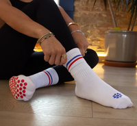 Chaussettes antidérapantes en coton à prise brodée pour femmes Pilates au design personnalisé Chaussettes antidérapantes pour le yoga Pilates