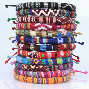 Bracelet en coton tressé fait main, motif ethnique, bracelet en tissu tressé, bijoux de plage et de festival pour femmes - Product Image 1