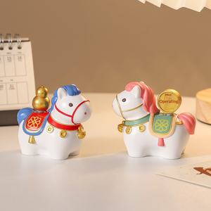 Ornements créatifs en résine Mascotte Cheval de l'Année, Fabriqués en Chine, pour la décompression amusante, jouet de <span class=keywords><strong>bureau</strong></span>, cadeaux d'anniversaire - Product Image 3