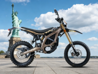 Nouvelle moto intelligente Surron Ultra Bee 24,5 kW avec limiteur de vitesse de sécurité et kit routier 2026