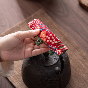 Funda para asa de tetera con bordado floral, roja, de algodón y lino, aislante del calor, accesorio para ceremonia del té, rectangular, hecha a mano - Product Image 2