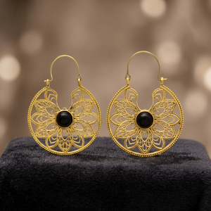 Boucles d'oreilles pendantes classiques en onyx noir, motif floral, plaqué or 14 carats sur laiton - Product Image 3