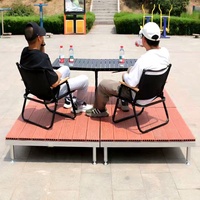 Système de terrasse modulaire surélevé WPC avec dalles co-extrudées pour terrasse et cour, avec profilés galvanisés et pieds réglables
