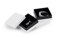 Boîte-cadeau de luxe pour bijoux avec logo personnalisé, doublure en éponge, matériaux recyclés, emballage pour collier, bague, bracelet, carton rigide blanc