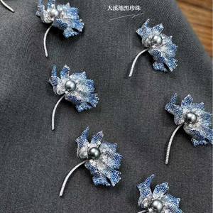 Broche de luxe minimaliste haut de gamme en forme de fleur de perle rétro pour vêtements et accessoires de poitrine - Product Image 1