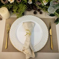 Assiettes de présentation rondes en plastique PP blanc brillant de 13 pouces, classiques et décoratives, pour Pâques, mariages, fêtes et événements de restauration dans les hôtels