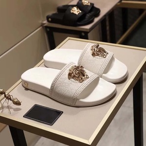 Sandalias Deslizantes Rosadas Premium 2026 con Logotipo Dorado en Relieve, Elegantes y Casuales para el Verano - Product Image 6