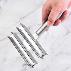 गाय के घोड़े की ऊन सेरेटेड कंघी खरोंच और स्टॉप खुजली की डबल सिर वाली स्थिर आपूर्ति पालतू बिल्ली और कुत्ते के बालों की कंघी दोनों तरफ ब्रश की सफाई - Product Image 6