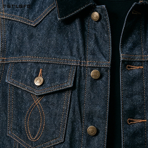 Chaleco de mezclilla índigo para hombre con cuello de pana, costuras naranjas, bolsillos con doble solapa, botones, corte relajado, estilo camionero clásico. - Product Image 2
