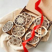 Holz-Weihnachtsdekoration Holz-Weihnachtsschmuck Lasergeschnittene Holz-Hängeanhänger Weihnachtsbaum-Deko Feiertagsgeschenkbox