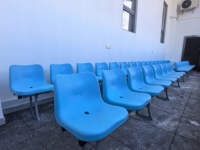 Sièges de stade antidérapants au design axé sur la sécurité, surfaces antidérapantes, pieds en PE/HDPE, durables, imperméables, options d'installation multiples
