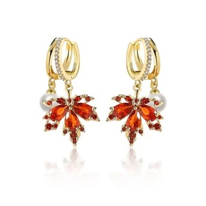 ต่างหูรูปใบเมเปิ้ลสีแดงประดับคริสตัลเซอร์คอนชุบทองสไตล์วินเทจฝรั่งเศส พร้อมพู่ห้อยประดับเพชรเทียม เหมาะสำหรับงานปาร์ตี้ สำหรับผู้หญิงที่มีรสนิยม - Product Image 1