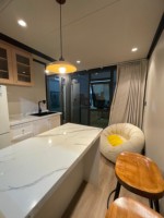 Cabane mobile modulaire préfabriquée personnalisable de 10 pieds, mini-maison de glamping extensible à double aile en conteneur