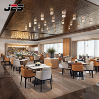 Table et chaises de restaurant haut de gamme J2S, style commercial moderne, sur mesure, luxe, cadre carré brillant, cannelé