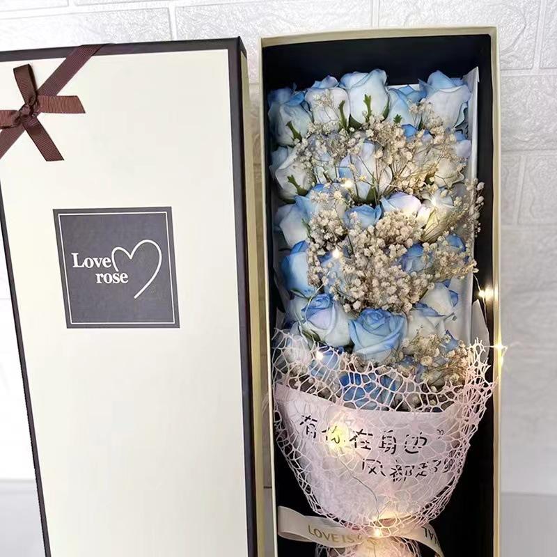 กล่องของขวัญคู่รัก ประกอบด้วยดอกกุหลาบสีฟ้าไอซ์บลู 33 ดอก