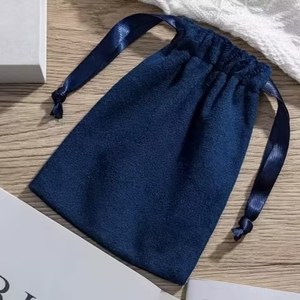 Pochette de soin de la peau en velours bleu de haute qualité, sacs à bijoux en velours personnalisés avec cordon de serrage et logo - Product Image 2