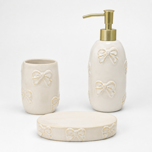 Juego de Accesorios de Baño de Cerámica con Lazo Decorativo en Relieve, Varios Colores: Dispensador de Jabón/Loción, Jabonera, Vaso, 3 Piezas - Product Image 2