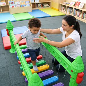 สะพานสมดุลเสริมพัฒนาการเด็ก ทนทาน พร้อมสายยางยืดสำหรับสนามเด็กเล่นในร่ม - Product Image 3