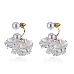 Boucles d'oreilles clous en forme de fleur Dinle Pearl Petal, qualité AA, pour usage quotidien - Product Image 3
