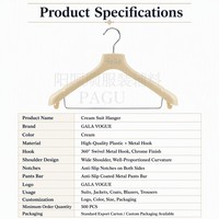 Cintres floqués en velours de luxe beiges antidérapants en plastique écologique pour robes de mariée, personnalisables avec logo, pour magasins de robes de mariée (OEM)