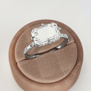 Bague de fiançailles Art Déco en diamant de laboratoire taille émeraude, design East West, or massif 18 carats, 4 carats, certifiée IGI, vente en gros pour femmes - Product Image 2
