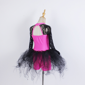 Robe de spectacle en tulle noir avec superposition en dentelle rose vif - Product Image 5