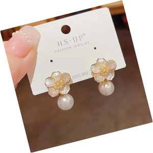 Boucles d'oreilles clous pour femme, motif fleur de perle et goutte d'huile, style luxe léger, design de niche, vente en gros - Product Image 5
