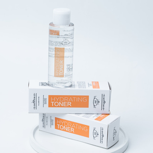 El tónico hidratante 701 combina la calmante camomila y el ácido hialurónico para iluminar y refrescar la piel, brindando una hidratación suave. - Product Image 1
