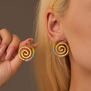 <span class=keywords><strong>Pendientes</strong></span> de tuerca en forma de concha espiral chapados en oro de 18 quilates de acero inoxidable con diamantes de imitación de arcoíris coloridos a la moda para joyería de mujer - Product Image 2