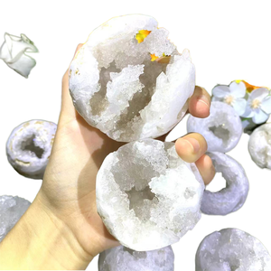 Paire de géodes en cristal blanc naturel, grappe de pierres brutes de forme irrégulière pour la décoration intérieure - Product Image 1