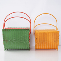 Panier de pique-nique portable XH en résine de fibres de polypropylène tressé à la main en rotin avec poignée pivotante et couvercle